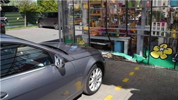 Dieser Wagen ist in die Glasfassade eines Blumengeschäfts gefahren.