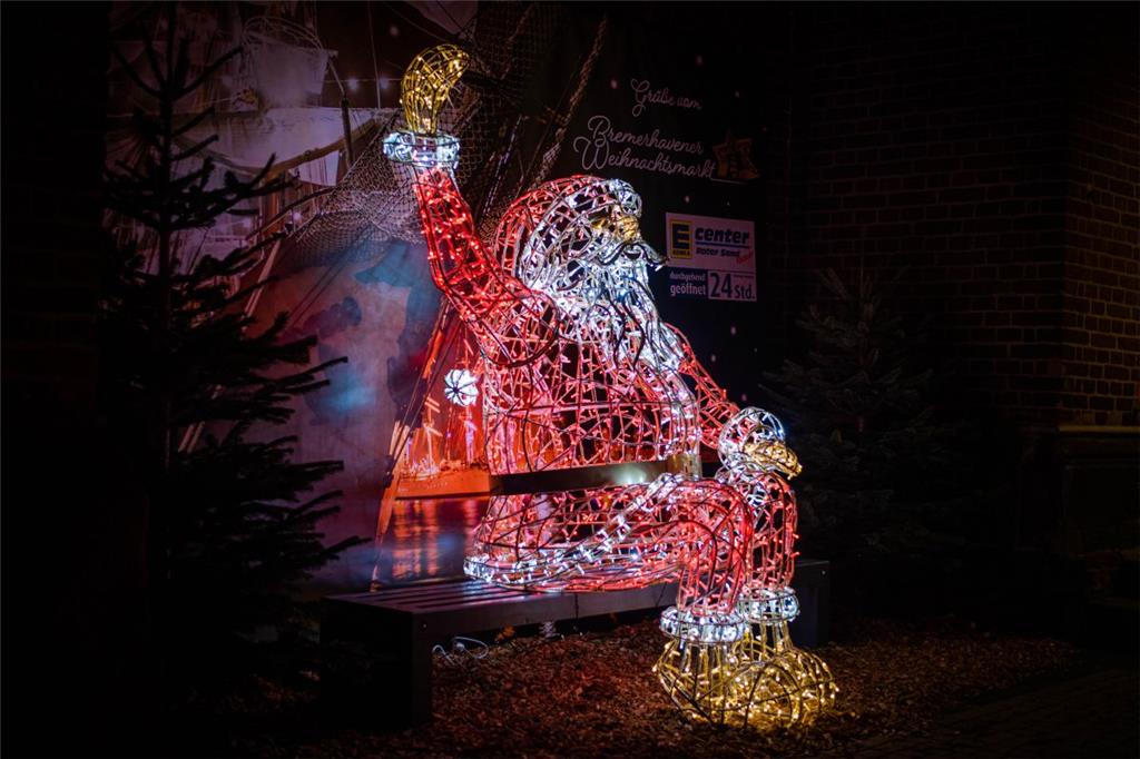 Dieser Weihnachtsmann strahlt ohne Ende. So schön wird der Weihnachtsmarkt 2019 ...