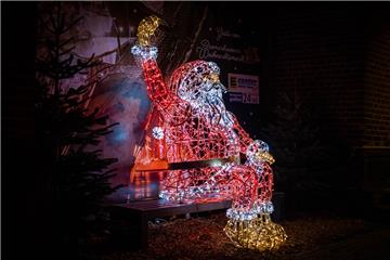 Dieser Weihnachtsmann strahlt ohne Ende. So schön wird der Weihnachtsmarkt 2019 ...