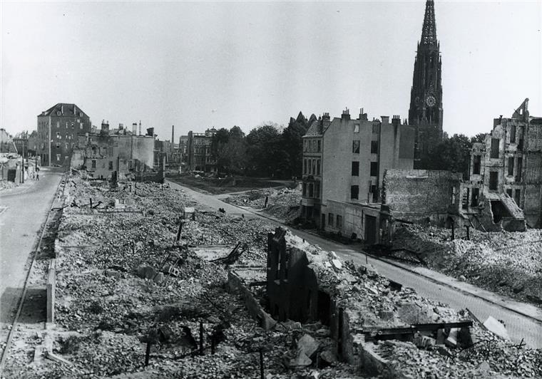Bomben auf Bremerhaven: Glocken läuten zum Gedenken Dieses Archivfoto zeigt die Zerstörung Bremerhavens im 2. Weltkrieg.