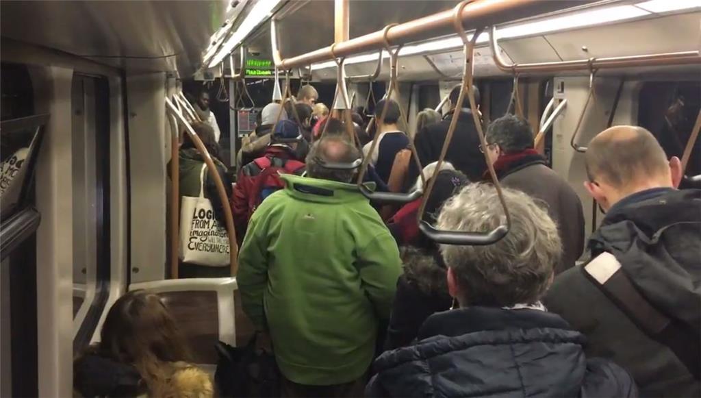 Dieses auf Twitter veröffentliche Foto zeigt Fahrgäste in einer Metro nach dem Anschlag.