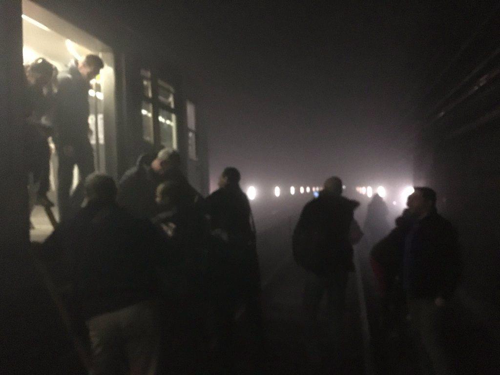 Dieses auf Twitter veröffentliche Foto zeigt Passagiere, die einen Metro-Zug zwi...