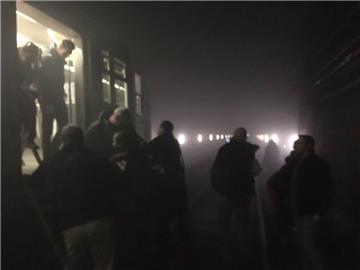 Dieses auf Twitter veröffentliche Foto zeigt Passagiere, die einen Metro-Zug zwi...