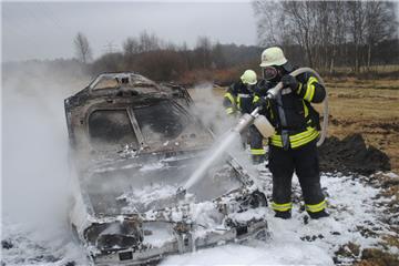 Dieses Auto ging auf einer Weide in der Nähe von Uthlede in Flammen auf und musste von der Feuerwehr gelöscht werden. Die Fahrerin konnte gerettet werden.