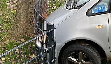 Dieses Auto ist in Bremerhaven-Lehe gegen einen Zaun gerollt.