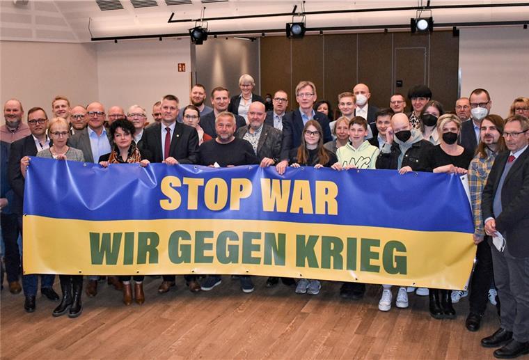Dieses Banner soll durch die Ortschaften Geestlands „wandern“. Am Montag präsentierten Rat und Verwaltung der Stadt ihren Appell für den Frieden.