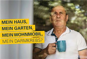 Ein Mann Mitte fünfzig steht nachdenklich am Fenster.