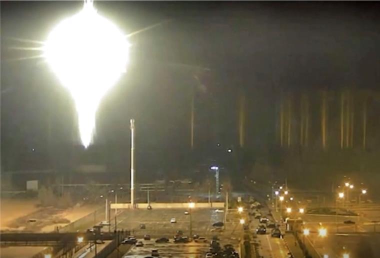 Dieses Bild aus einem vom Kernkraftwerk Saporischschja veröffentlichten Video soll das Feuer zeigen. 
