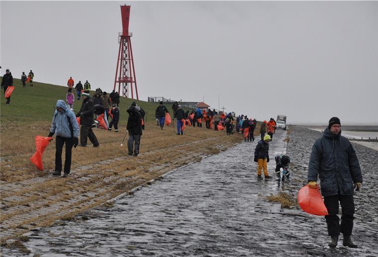 Dieses Bild entstand 2019 bei der Premiere der „Sauberhaften Küste“. Trotz lausigen Wetters waren 150 Menschen auf den Beinen. Seit dem ist die Aktion immer mehr gewachsen.