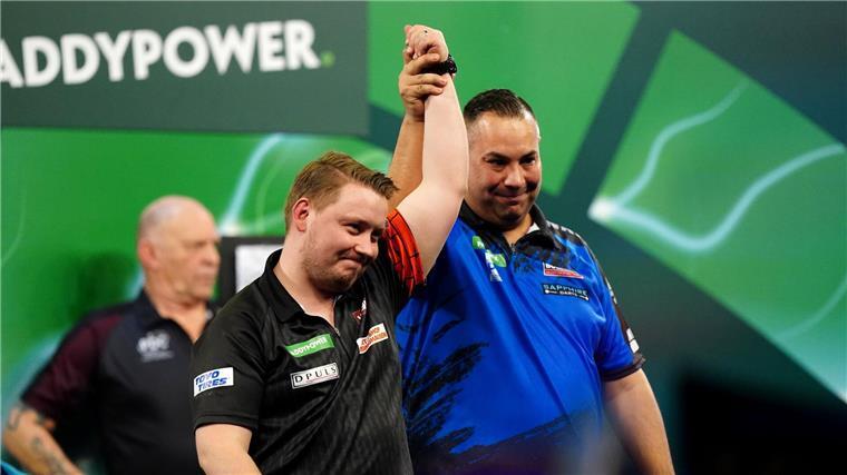 Dieses Bild gab es im Ally Pally selten: Martin Schindler (l) nach seinem Vorrundensieg bei der vergangenen WM.