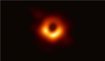 Dieses Bild ist der erste direkte visuelle Nachweis eines Schwarzen Lochs. Das Schwarze Loch befindet sich im Zentrum der riesigen Galaxie Messier 87.