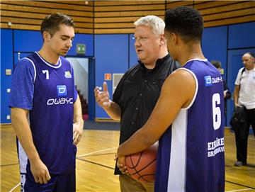 Dieses Bild ist gerade mal drei Wochen alt. Stephan Völkel (Mitte) spricht beim Trainingsauftakt der Eisbären mit Adrian Breitlauch und Anthony Canty. Jetzt verlässt Völkel den Zweitligisten wieder.  