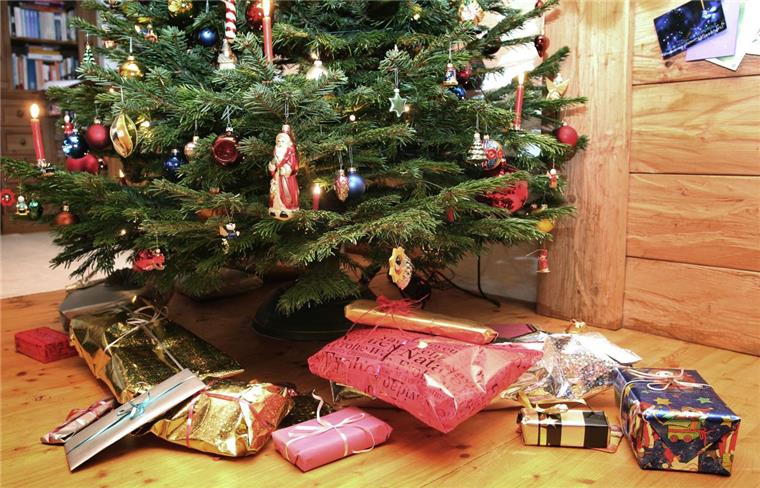 Damit Weihnachten kein Abfall-Fest wird Dieses Bild kennt jeder: Unter einem Weihnachtsbaum liegen haufenweise Geschenke – eingewickelt in umweltschädliches, kurzlebiges Glanz- und Schmuckpapier. Es geht aber auch anders, meinen Umweltschützer: Beispielsweise könnte Packpapier verwendet werden.