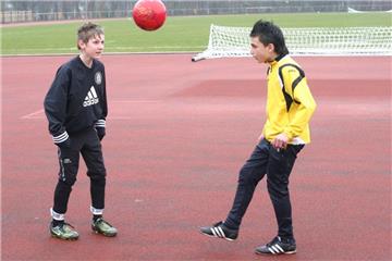 Dieses Bild stammt aus dem Jahr 2009. Gemeinsam mit Hendrik Simon zeigt Seref Özcan (rechts) seine Fußballkünste. Jetzt wechselte Seref Özcan zum Drittligisten SC Preußen Münster.