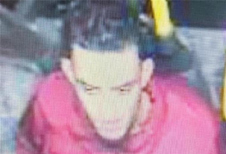 Bremerhavener Polizei fahndet nach zwei Tätern: Wer kennt diese Männer? Bild aus Überwachungskamera im Bus