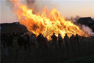 Dieses Bild zeigt das Osterfeuer in Tossens.