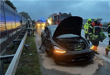 Dieses E-Auto ist am Sonnabendmorgen ungebremst einem Lkw aufgefahren.