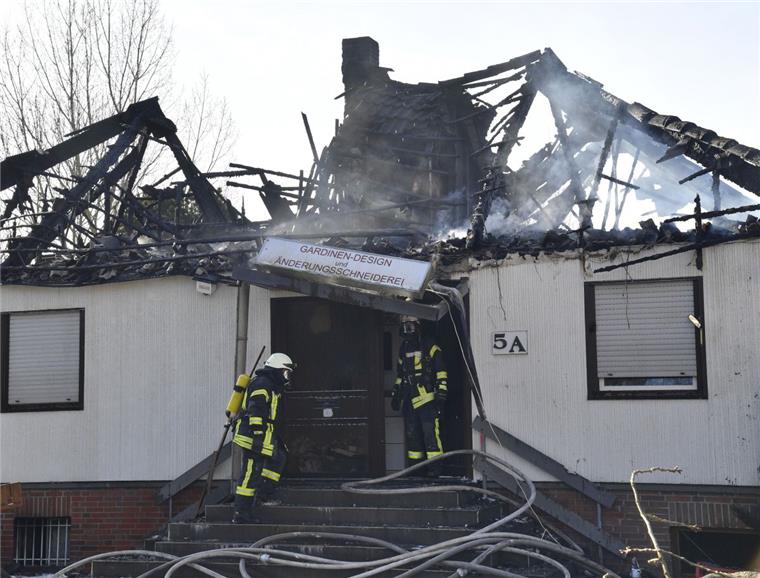 Dieses Einfamilienhaus im Langener Lehmkuhlsweg ist am Sonnabend komplett ausgebrannt.