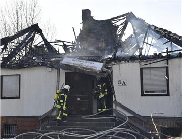 Dieses Einfamilienhaus im Langener Lehmkuhlsweg ist am Sonnabend komplett ausgebrannt.
