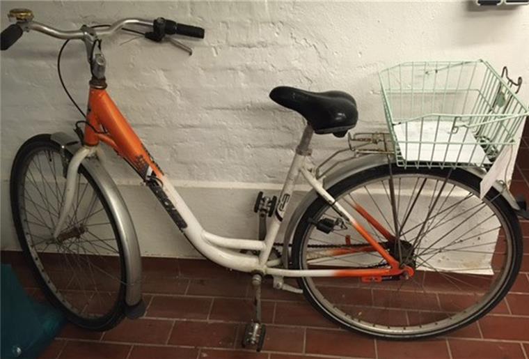 Dieses Fahrrad wartet auf seinen Besitzer.