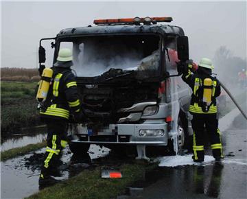 Dieses Fahrzeug ist bei Sandstedt ausgebrannt.