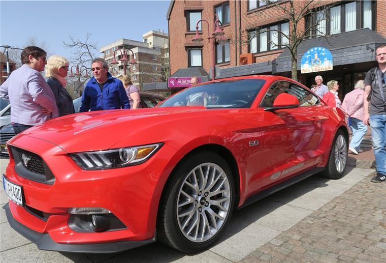 Verdi stoppt Autoherbst Ein rotes Auto von der Seite.