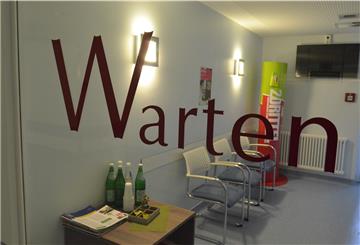 Dieses Foto erinnert an bessere Zeiten. Es zeigt einen Wartebereich im Zevener Krankenhaus, das vor zwei Jahren geschlossen wurde. Viele Räume sind bis heute ungenutzt, was die Eigentümer gerne ändern würden.