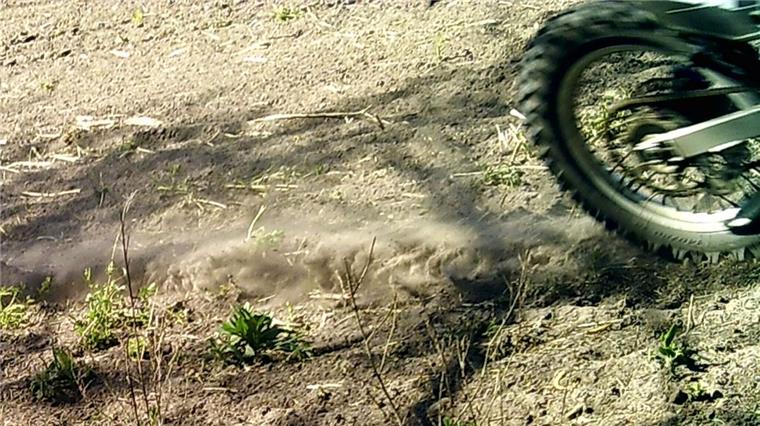 Dieses Foto hat eine von Andreas Rugens Wildkameras in Breddorf geschossen, wenige Tage nachdem der Landwirt an gleicher Stelle eine Wildackermischung ausgesät hatte. Zu sehen ist der Hinterreifen eines geländegängigen Motorrads.