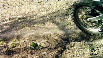Dieses Foto hat eine von Andreas Rugens Wildkameras in Breddorf geschossen, wenige Tage nachdem der Landwirt an gleicher Stelle eine Wildackermischung ausgesät hatte. Zu sehen ist der Hinterreifen eines geländegängigen Motorrads.