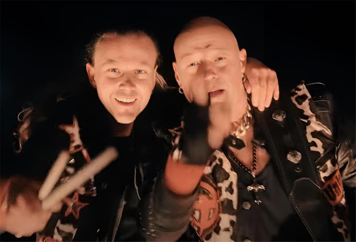 Zwei Männer machen Musik