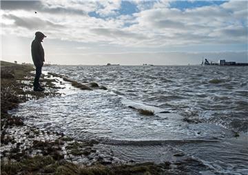 Dieses Foto vom Hochwasser der Außenweser in Bremerhaven ist genau vor einer Woche aufgenommen worden - und auch heute blies der Wind in der Seestadt wieder ganz ordentlich.