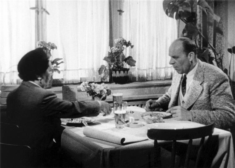 Happy Birthday: Die Fernsehwerbung wird 60 Dieses Foto zeigt Liesl Karlstadt und Beppo Brem in einem Werbespot für Persil, der am 3. November 1956 zum ersten Mal im Fernsehen ausgestrahlt wurde. Es ist der erste deutsche Fernseh-Werbespot.