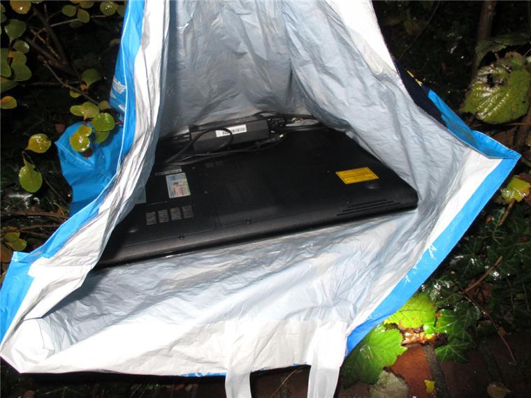 Lehe: Jugendlicher hat geklautes Notebook in Plastiktüte Dieses geklaute Notebook hatte der auf dem Spielplatz festgenommene Jugendliche bei sich.