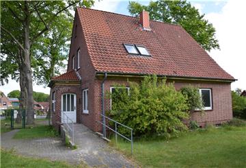 Dieses Haus an der Hauptstraße in Selsingen wird ab kommender Woche abgerissen, weicht nebst zwei Bäumen für die Mobilbau-Kita.