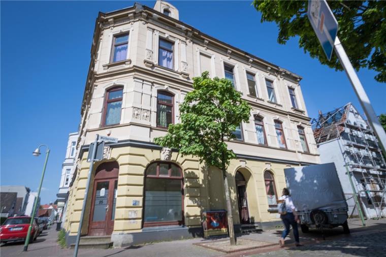 Problemimmobilie: Bremerhaven will Mieter erstmals rausschmeißen Dieses Haus an der Wülbernstraße darf nicht mehr bewohnt sein, weil es keine vernünftige Wasserversorgung gibt. Den Mietern droht die Zwangsräumung.