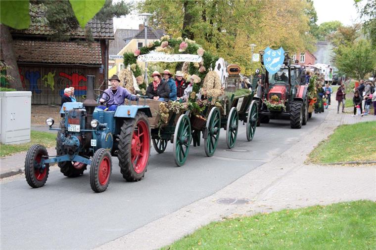 Dieses historische Gespann aus Brundorf mit der Milchproduktion von 1950 stufte die Jury in die Kategorie der drei besten Wagen ein. Zahlreiche Zuschauer an den Straßenrändern verfolgten den Umzug mit ingesamt 37 Festwagen mit.
