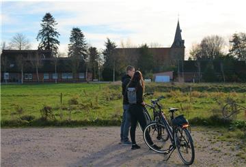 Dieses junge Paar interessiert sich für ein Baugrundstück nördlich der Grenzstraße im Schatten der Schweier St.-Secundus-Kirche.