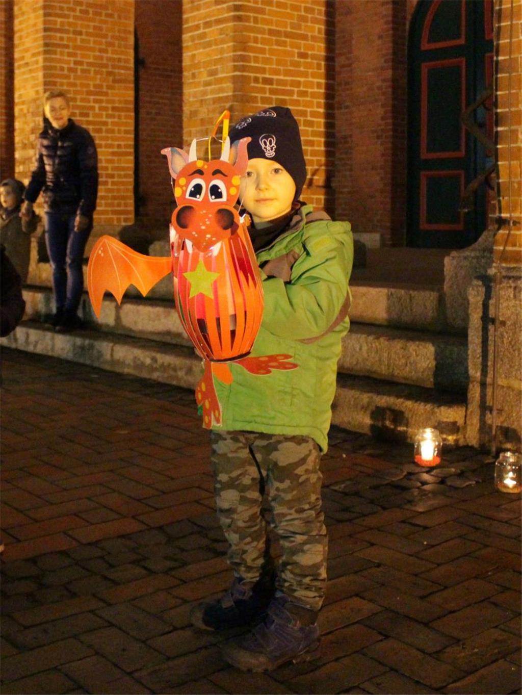 Dieses Kind ist bereit für das Lichterfest in Beverstedt. Foto: Palme
