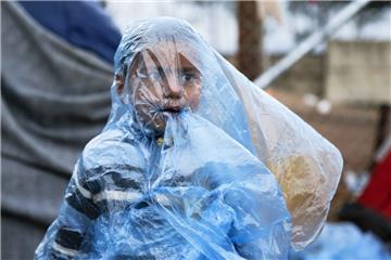 Dieses Kind muss  sich im Lager von Idomeni vor Regen schützen.