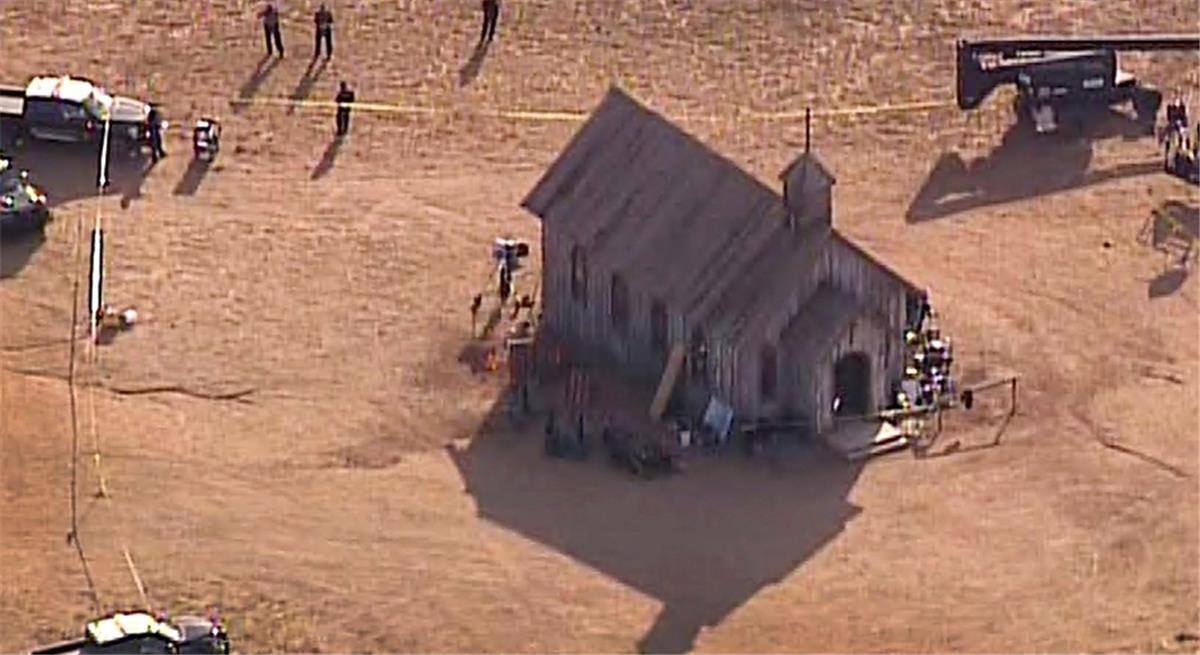 Tragischer Unfall: Schauspieler Alec Baldwin erschießt Kamerafrau Dieses Luftbild, das von KOAT 7 News zur Verfügung gestellt wurde, zeigt Beamte des Sheriffs von Santa Fe County, die zum Schauplatz einer tödlichen Schießerei auf einer Filmkulisse der Bonanza Creek Ranch in der Nähe von Santa Fe kommen.