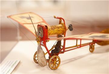 Dieses Modellflugzeug mit Stoffbespannung wurde nach Auskunft seines Sammlers vor 1914 gefertigt und ist damit eines der ältesten Spielzeuge der Sonderausstellung.