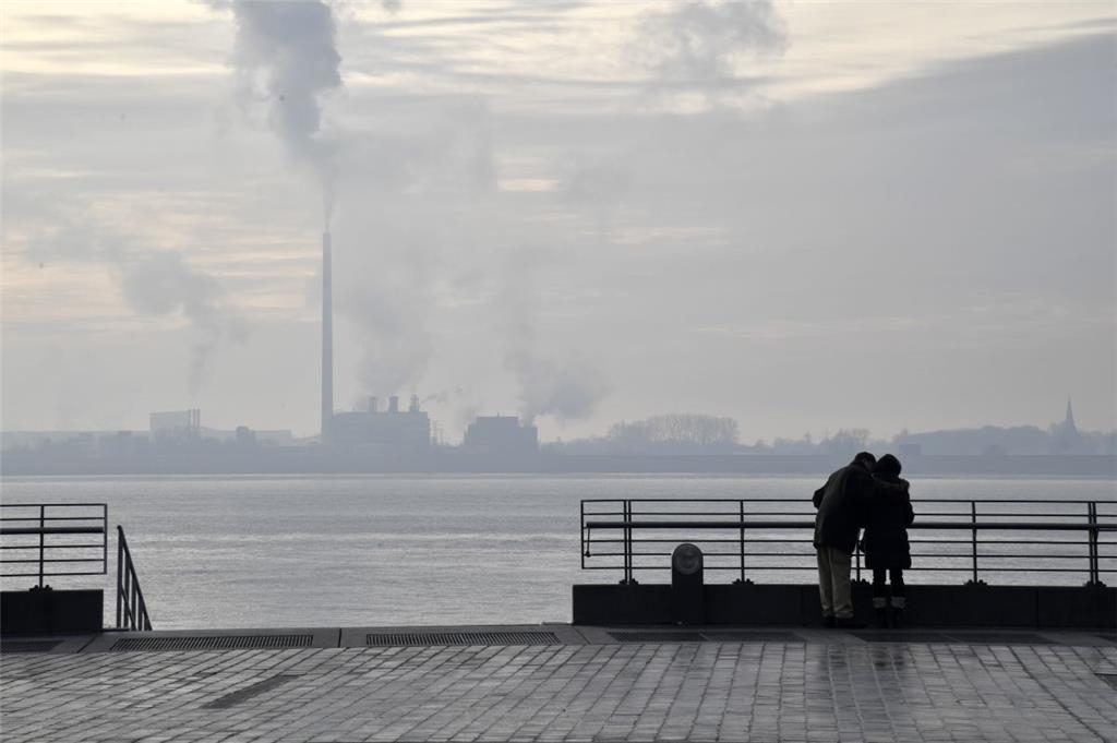 Dieses Pärchen genießt die Winter-Atmosphäre an der Weser. 