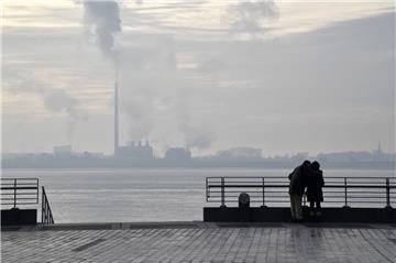 Dieses Pärchen genießt die Winter-Atmosphäre an der Weser. 