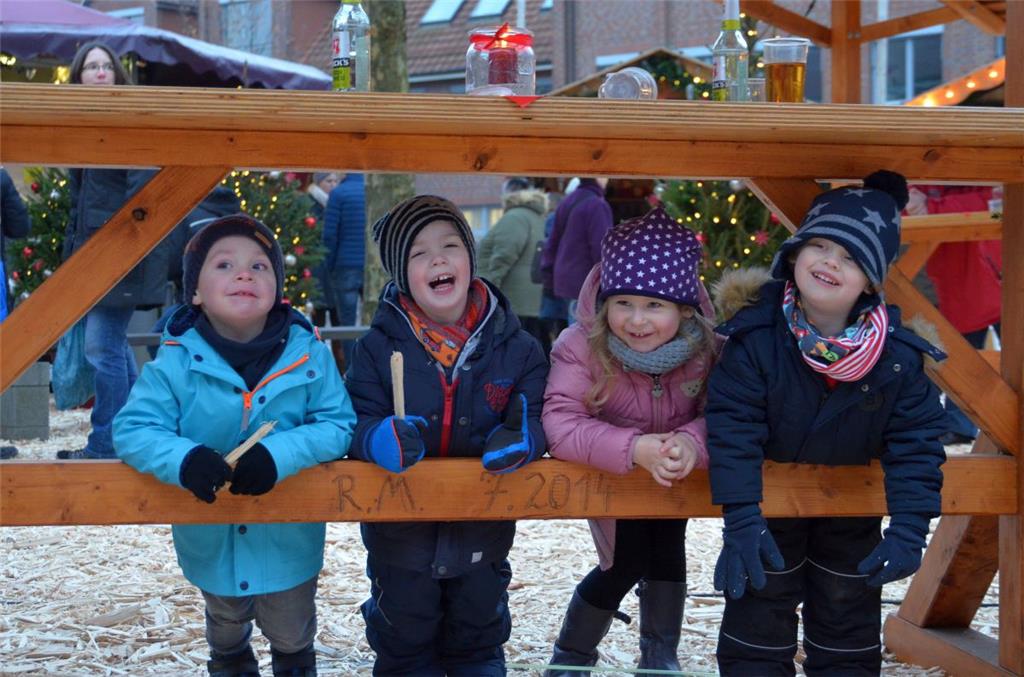 Dieses Quartett freut sich auf Weihnachten. Die Wartezeit verkürzte es sich auf ...