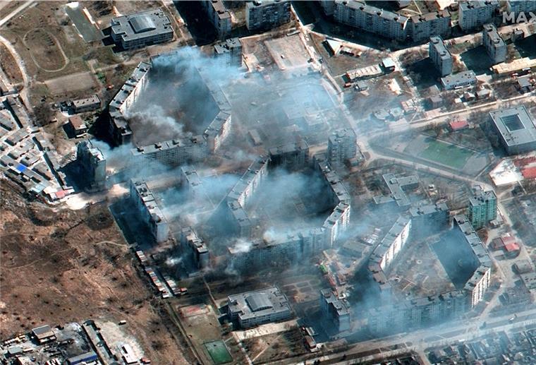 Dieses Satellitenfoto von Maxar Technologies zeigt brennende Wohnhäuser im Nordosten der ukrainischen Stadt Mariupol.