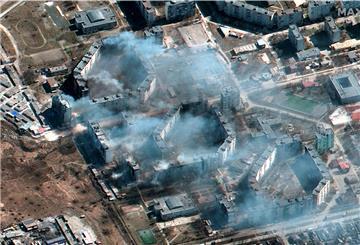 Dieses Satellitenfoto von Maxar Technologies zeigt brennende Wohnhäuser im Nordosten der ukrainischen Stadt Mariupol.