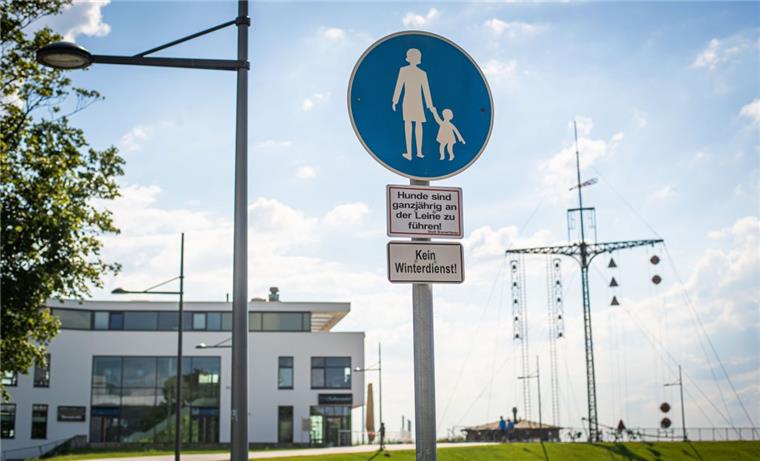 Bremerhaven: Radfahrer auf dem Deichweg – Spaziergänger sauer Dieses Schild zeigt: Auf dem Deich sind nur Fußgänger erlaubt.