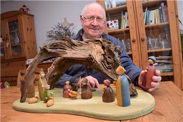 Dieses schöne Krippen-Exemplar steht bei Jürgen Tiemann im Wohnzimmer. Die Krippe selbst besteht aus einem Stück Treibholz.  