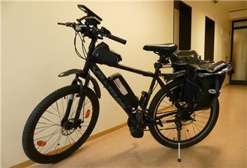Ein schwarzes E-Bike.