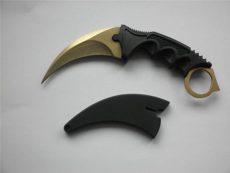 Bremen: Jugendlicher will mit diesem Messer ins Flugzeug Dieses sogenannte Karambit-Messer wollte ein Jugendlicher in Bremen mit ins Flugzeug nehmen.